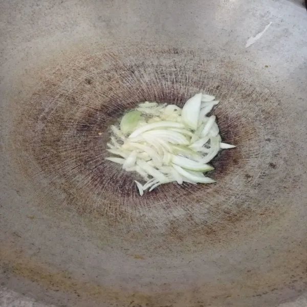 Tumis bawang putih dan bawang bombay hingga harum