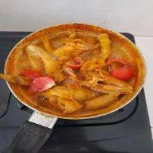 Apabila sudah setengah matang masukkan tomat. Aduk rata lalu masak hingga air agak menyusut