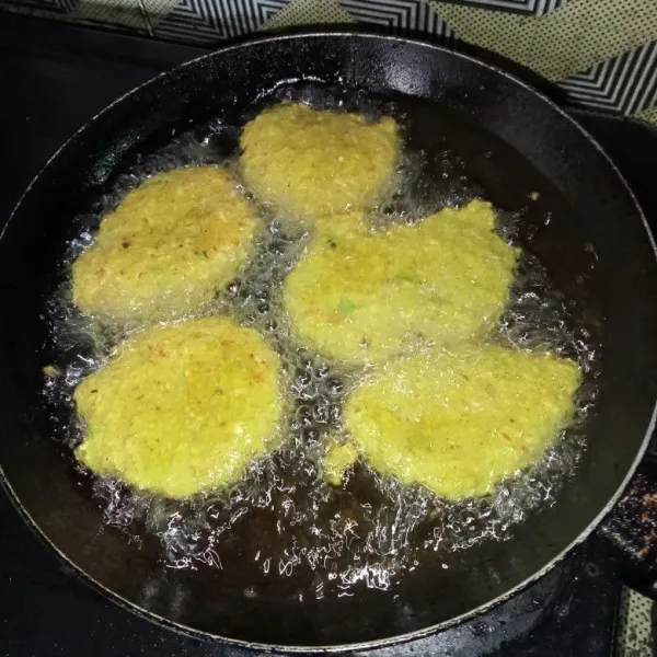 Ambil adonan dengan sendok makan dan goreng hingga keemasan dan matang.