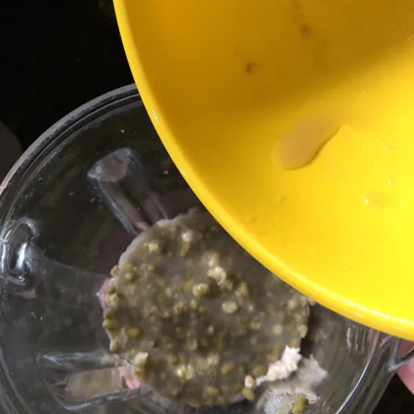Masukkan kacang hijau ke dalam blender dan oatmeal.