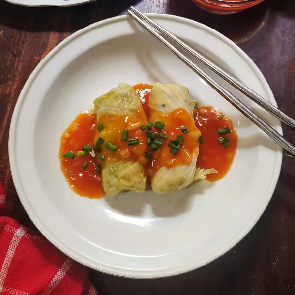 Sajikan siomay kubis dengan saus asam manis.