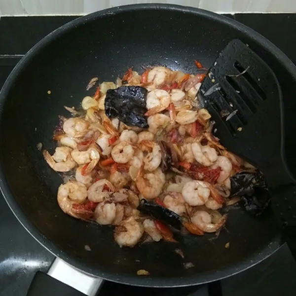 Kemudian masukan udang, aduk rata, masak hingga udang berubah warna.