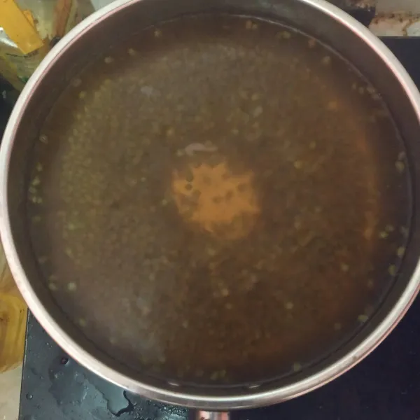 Masak kacang hijau sampai matang lalu beri gula.