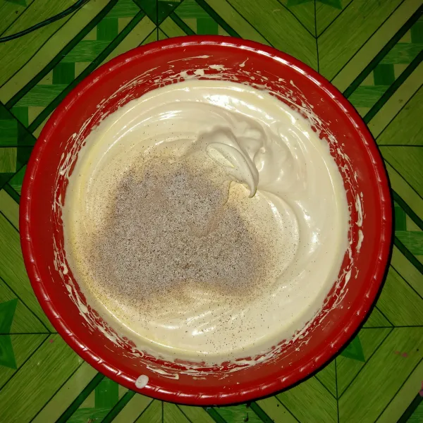 Masukkan coklat bubuk, baking powder dan kopi luwak, aduk rata.