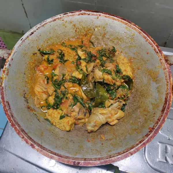 Masak hingga kuah sisa 1/3. Masukkan kemangi, garam, lada dan kaldu bubuk. Aduk merata dan biarkan hingga asat. Koreksi rasa dan sajikan.