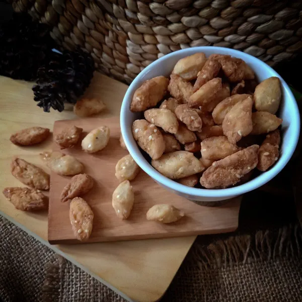 Note: 
Saat menggoreng, setiap kali kue akan dimasukan ke dalam minyak pastikan minyak sudah betul betul panas, gunakan api agak besar pada awal menggoreng, sebentar saja  sampai kue agak kokoh baru kecilkan api dan lanjutkan menggoreng dengan api kecil sampai kuenya matang. Tujuannya supaya kue gak mudah hancur saat digoreng. Karena kalo kue dimasukan ke dalam minyak yang kurang panas kue akan meleber dan mudah hancur saat dibolak balik.