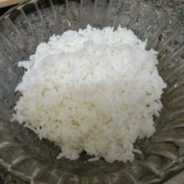Siapkan nasi putih, pastikan nasi tidak bergerindil, sisihkan