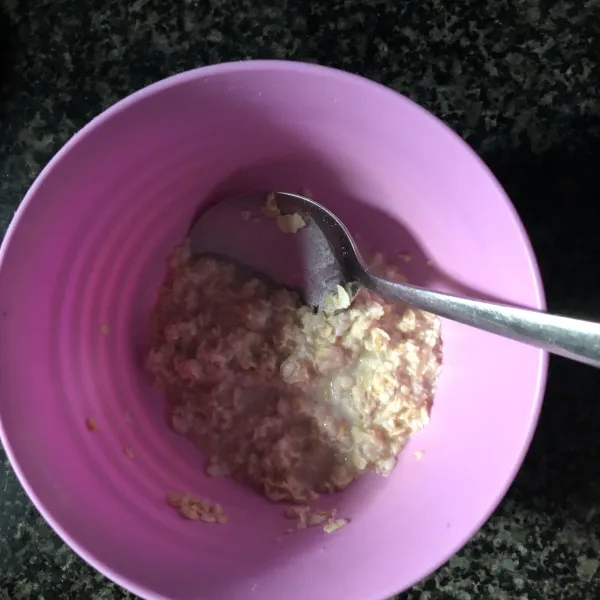 Seduh oatmeal dengan air panas, lalu aduk-aduk.