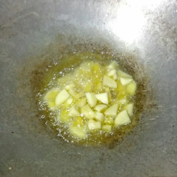 Panaskan minyak goreng, kemudian goreng kentang sampai matang, angkat dan sisihkan.
