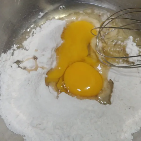 Kocok telur dan gula halus sampai rata