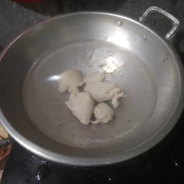 Didihkan sedikit air lalu rebus ayam selama 5 menit, buang airnya. Kemudian rebus kembali ayam dengan 1 liter air hingga empuk.