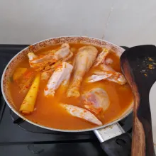 Tambahkan air, masak hingga ayam empuk
