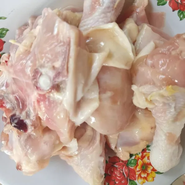 Cuci Bersih Ayam yang sudah di Potong-Potong