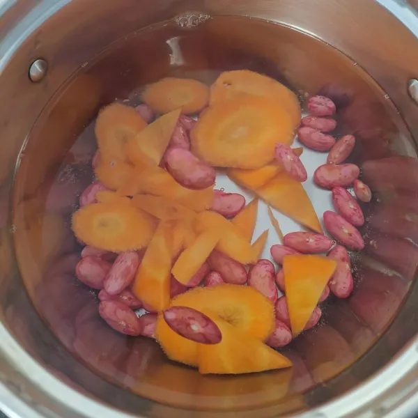 Cuci bersih kacang merah, kemudian rebus ½ matang, buang airnya. Rebus kembali bersama wortel hingga empuk.