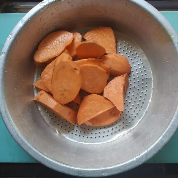 Cuci bersih ubi manis dan potong-potong, tiriskan.