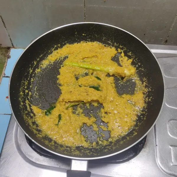 Tumis bumbu halus hingga harum. Masukan serei geprek dan daun jeruk. Aduk sebentar.