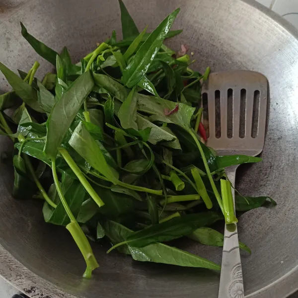 Masukkan kangkung, aduk rata.