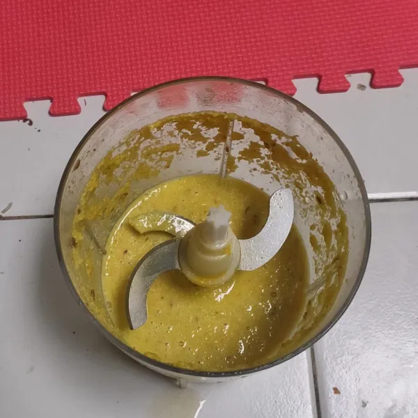 Blender halus bawang merah, bawang putih, ketumbar bubuk, kunyit bubuk, jinten, kemiri, laos dan jahe.