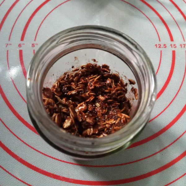 Dalam jar masukkan rolled oat dan chia seeds. Tuang larutan mocha, aduk rata.