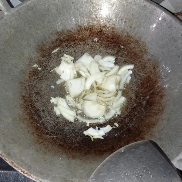 Tumis bawang bombay dan bawang putih sampai layu dan matang