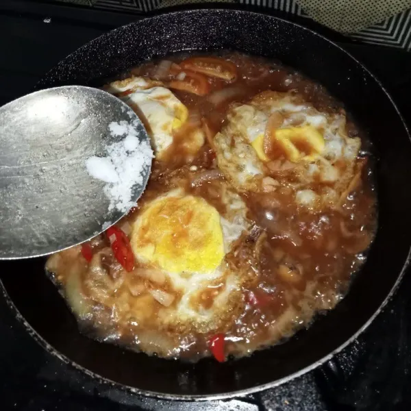 Masukkan telur ceplok dan bumbui dengan garam, gula pasir, lada bubuk dan kaldu jamur.