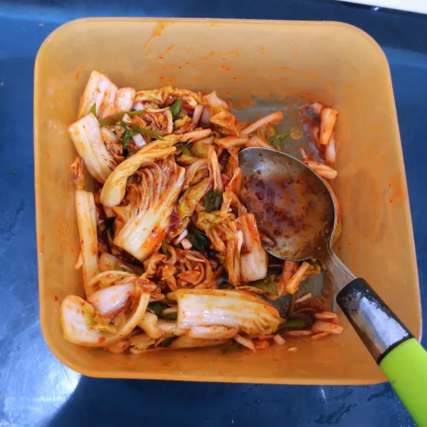 Masukkan bumbu kimchi, aduk rata. Kimchi siap dinikmati.