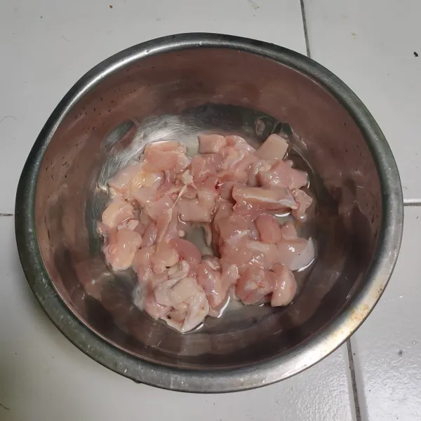 Cuci bersih ayam, potong kecil-kecil. Sisihkan.