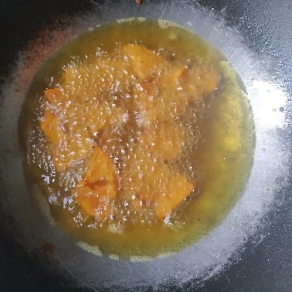 Panaskan minyak, goreng ubi hingga matang, angkat dan tiriskan.
