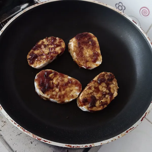 Panaskan teflon dengan api kecil, lalu bakar tempe di atasnya.