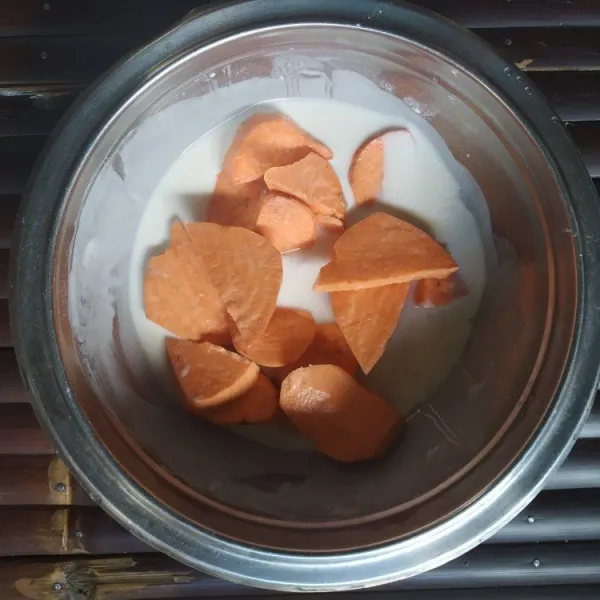 Masukkan ubi manis ke dalam adonan pelapis, lumuri hingga rata.