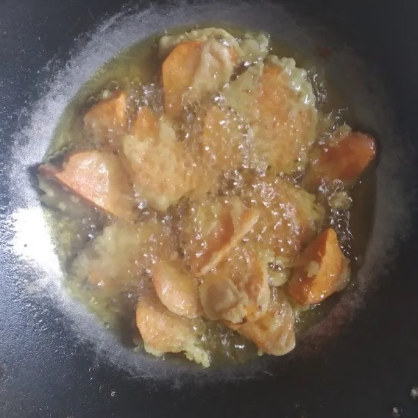 Panaskan minyak, goreng ubi hingga matang dan kuning keemasan.