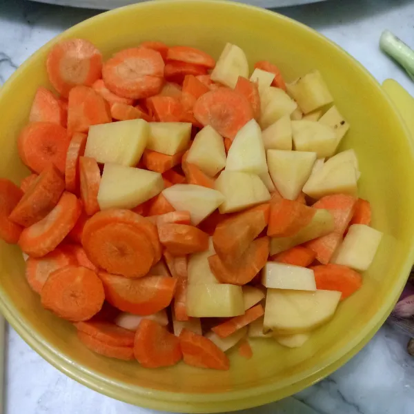 Siapkan wortel lalu cuci bersih dan cuci bersih kentang lalu kupas kulitnya dan kentang dipotong dadu /kotak-kotak. Wortel dipotong juga