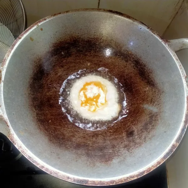 Goreng telur ceplok, taburi sedikit garam. Angkat dan tiriskan