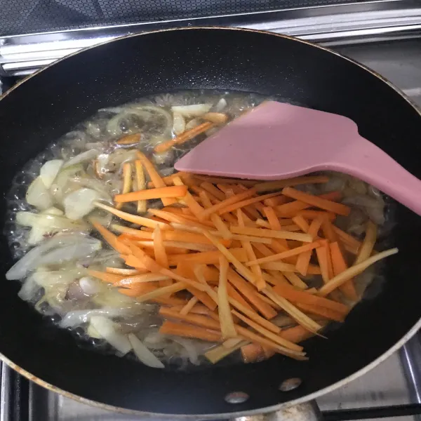 Lalu beri sedikit air dan masukan wortel tunggu sebentar sampai wortel matang.