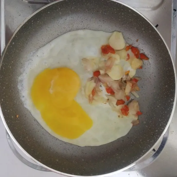 Tambahkan telur lalu buat orak-arik dan sisihkan.