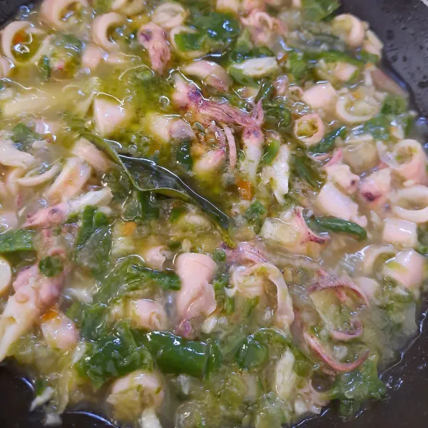 Tambahkan air, garam gula dan lada bubuk. aduk rata.