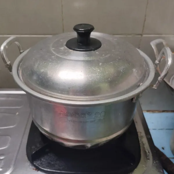 Cuci bersih iga, masak 10 menit lalu matikan api, diamkan 40-60 menit agar daging melunak.