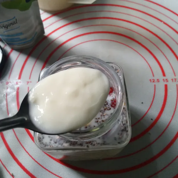 Masukkan greek yoghurt dan aduk rata. Tutup jar dan simpan dikulkas semalaman.