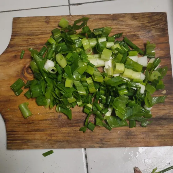 Siapkan bawang pre/daun bawang. Potong-potong.