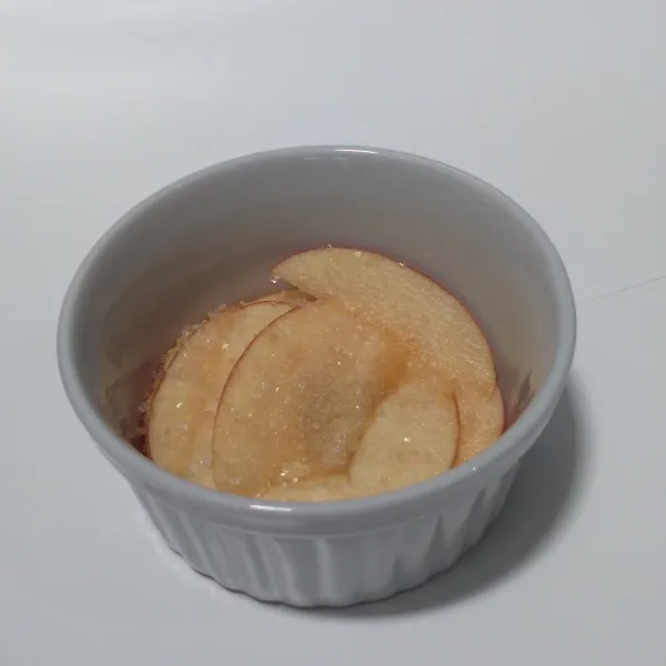 Letakkan apel dalam ramekin, tabur gula.