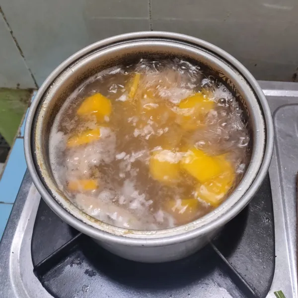 Didihkan air, masukan Waluh, ayam dan bumbu ulek. Biarkan mendidih.