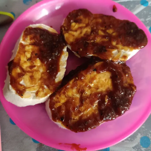 Baluri tempe dengan saus barbeque sampai rata.