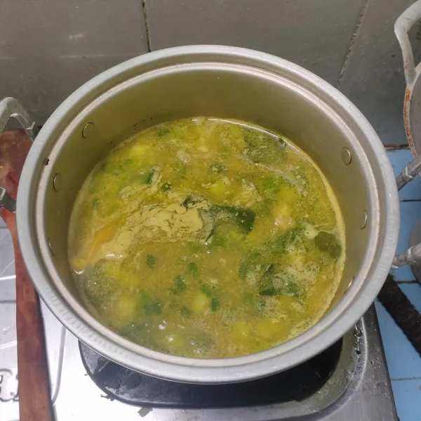 Masukan bumbu halus dan pre ke dalam iga. Masak 7 menit. Tambahkan garam, lada bubuk dan kaldu bubuk. Aduk merata. Koreksi rasa dan sajikan.