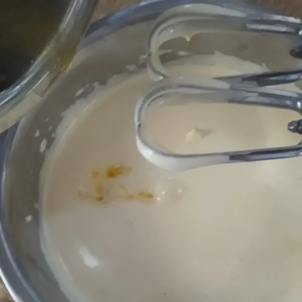 Masukkan margarin cair, mixer sebentar hingga tercampur rata.