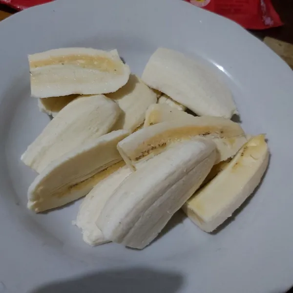 Potong pisang menjadi 4 bagian