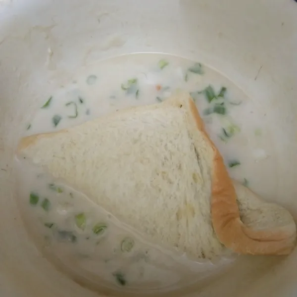 Celupkan roti yang telah diisi tadi, pastikan roti terlumuri tepung.