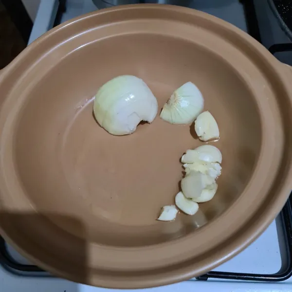 Panaskan minyak di hot pot, masukkan bawang putih dan bawang bombay.