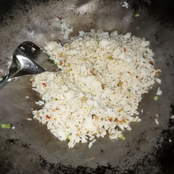 Masukkan nasi putih dan aduk hingga tercampur rata.