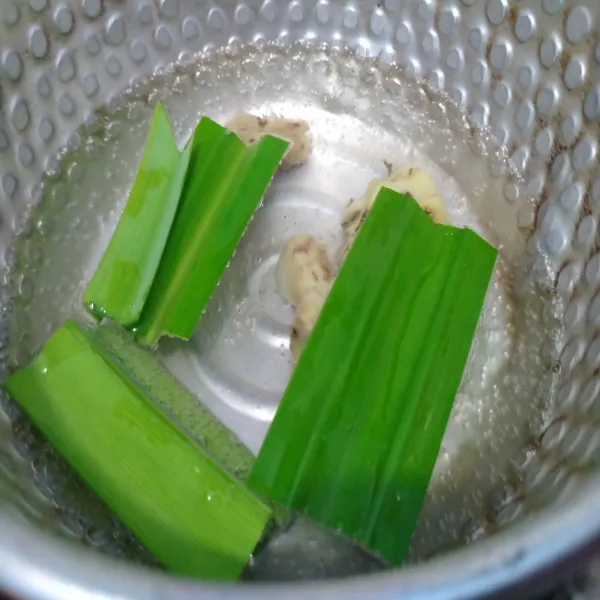 Lalu masukkan daun pandan, masak hingga mendidih. Lalu matikan api.