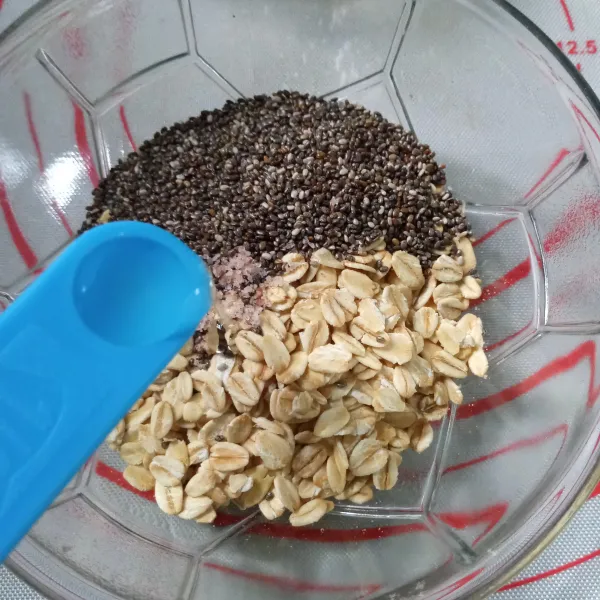 Dalam mangkuk masukkan chia seeds, rolled oats, himsalt, gula diet dan vanilla ess.